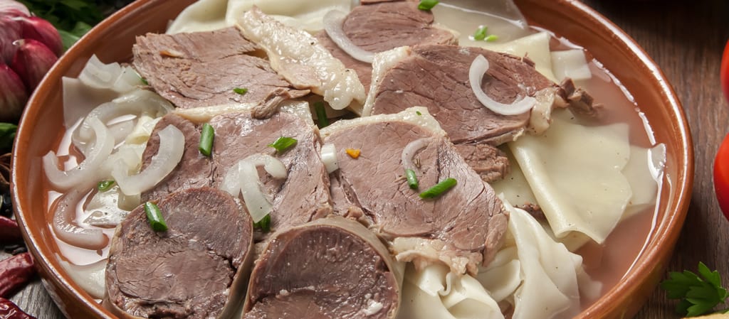 National-Dish-of-Kazakhstan-Beshbarmak-served-in-red-dish